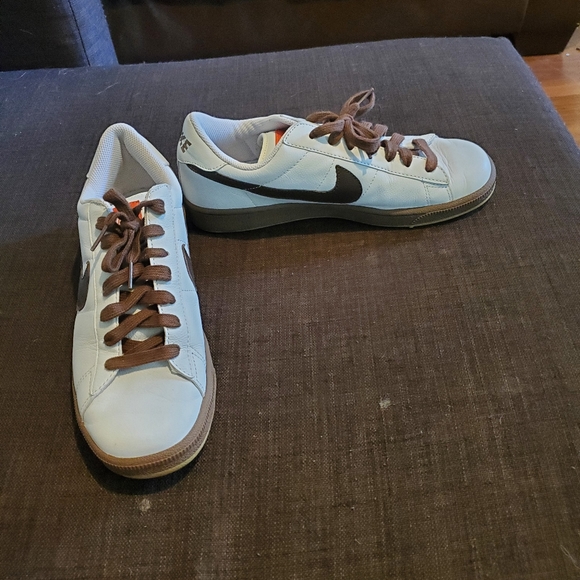 White and brown Nike sneakers size 8.5 - Picture 3 of 5
